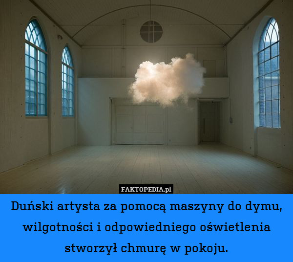 Duński artysta za pomocą maszyny do dymu, wilgotności i odpowiedniego oświetlenia stworzył chmurę w pokoju. 