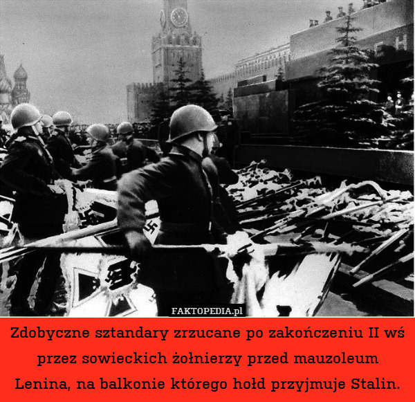 Zdobyczne sztandary zrzucane po zakończeniu II wś przez sowieckich żołnierzy przed mauzoleum Lenina, na balkonie którego hołd przyjmuje Stalin. 