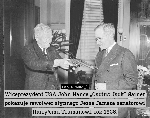 Wiceprezydent USA John Nance „Cactus Jack” Garner pokazuje rewolwer słynnego Jesse Jamesa senatorowi Harry&apos;emu Trumanowi, rok 1938. 