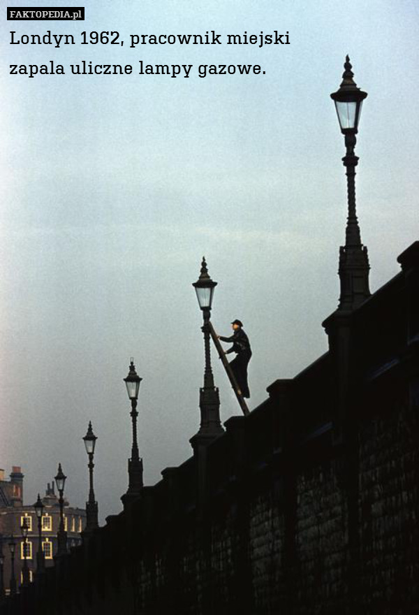 Londyn 1962, pracownik miejski
zapala uliczne lampy gazowe. 