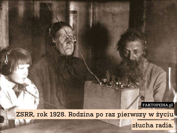 ZSRR, rok 1928. Rodzina po raz pierwszy w życiu słucha radia. 