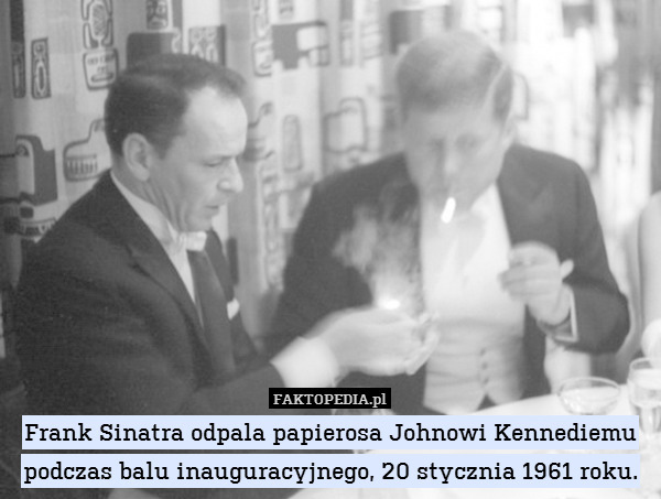 Frank Sinatra odpala papierosa Johnowi Kennediemu podczas balu inauguracyjnego, 20 stycznia 1961 roku. 
