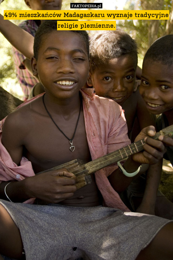 49% mieszkańców Madagaskaru wyznaje tradycyjne religie plemienne. 