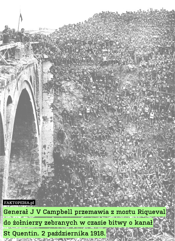 Generał J V Campbell przemawia z mostu Riqueval do żołnierzy zebranych w czasie bitwy o kanał
St Quentin. 2 października 1918. 