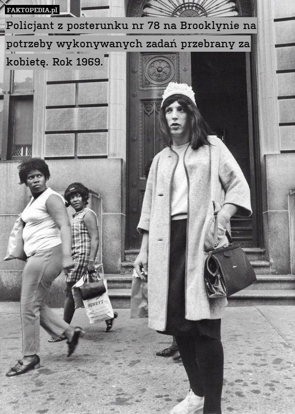Policjant z posterunku nr 78 na Brooklynie na potrzeby wykonywanych zadań przebrany za kobietę. Rok 1969. 