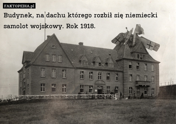 Budynek, na dachu którego rozbił się niemiecki samolot wojskowy. Rok 1918. 