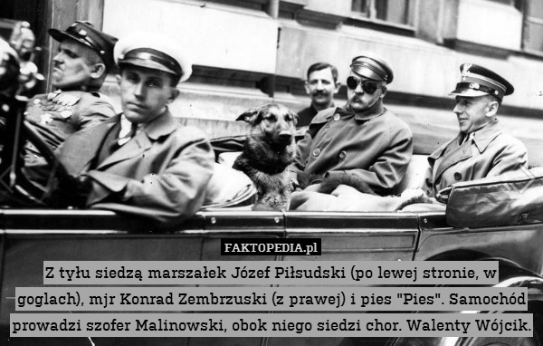 Z tyłu siedzą marszałek Józef Piłsudski (po lewej stronie, w goglach), mjr Konrad Zembrzuski (z prawej) i pies "Pies". Samochód prowadzi szofer Malinowski, obok niego siedzi chor. Walenty Wójcik. 