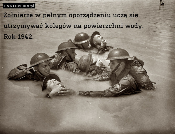 Żołnierze w pełnym oporządzeniu uczą się utrzymywać kolegów na powierzchni wody.
Rok 1942. 