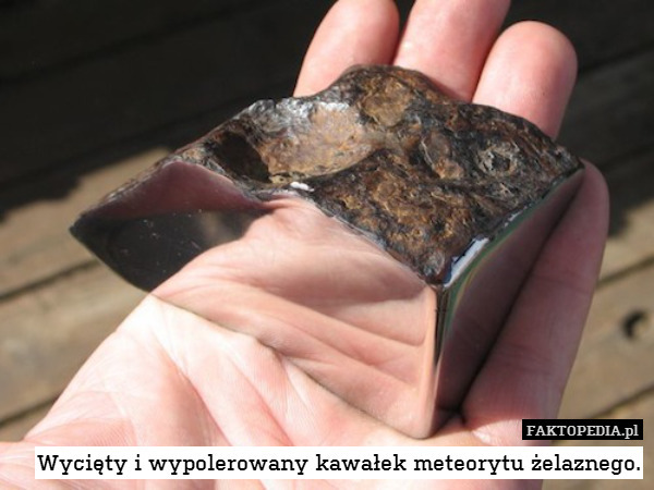 Wycięty i wypolerowany kawałek meteorytu żelaznego. 