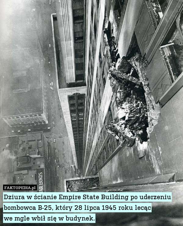 Dziura w ścianie Empire State Building po uderzeniu bombowca B-25, który 28 lipca 1945 roku lecąc
we mgle wbił się w budynek. 