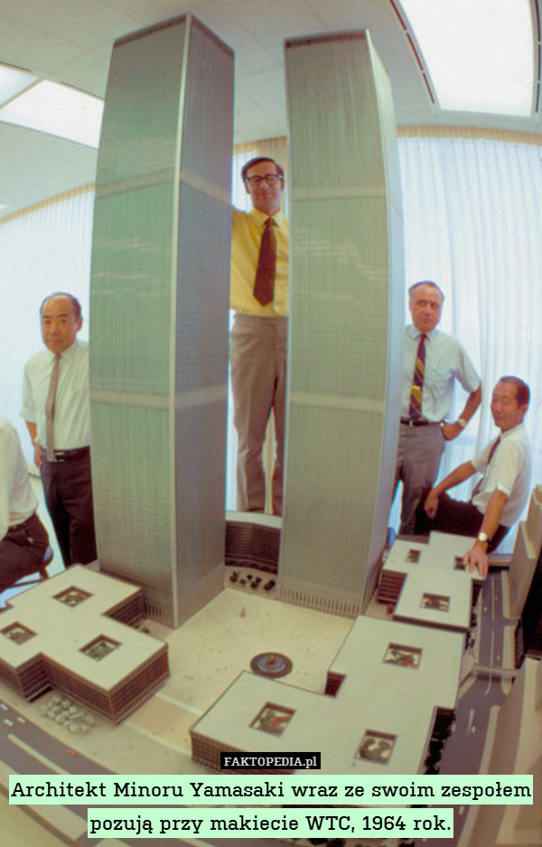 Architekt Minoru Yamasaki wraz ze swoim zespołem pozują przy makiecie WTC, 1964 rok. 