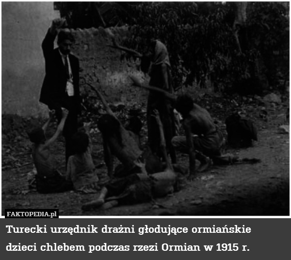 Turecki urzędnik drażni głodujące ormiańskie dzieci chlebem podczas rzezi Ormian w 1915 r. 