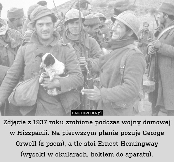 Zdjęcie z 1937 roku zrobione podczas wojny domowej w Hiszpanii. Na pierwszym planie pozuje George Orwell (z psem), a tle stoi Ernest Hemingway (wysoki w okularach, bokiem do aparatu). 