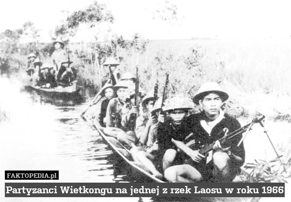 Partyzanci Wietkongu na jednej z rzek Laosu w roku 1966 
