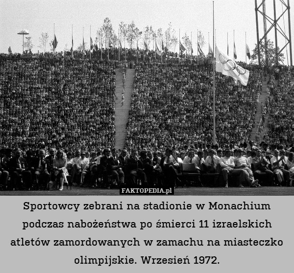 Sportowcy zebrani na stadionie w Monachium podczas nabożeństwa po śmierci 11 izraelskich atletów zamordowanych w zamachu na miasteczko olimpijskie. Wrzesień 1972. 
