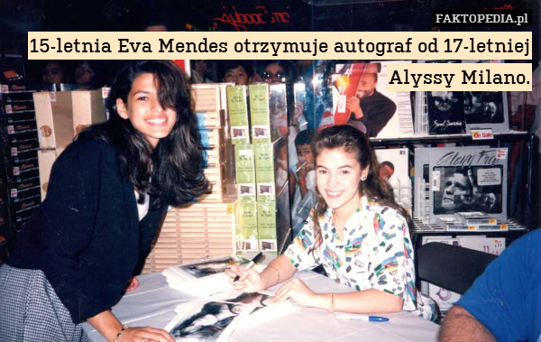 15-letnia Eva Mendes otrzymuje autograf od 17-letniej Alyssy Milano. 