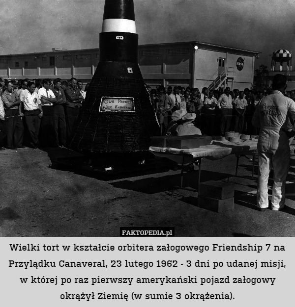 Wielki tort w kształcie orbitera załogowego Friendship 7 na Przylądku Canaveral, 23 lutego 1962 - 3 dni po udanej misji, w której po raz pierwszy amerykański pojazd załogowy okrążył Ziemię (w sumie 3 okrążenia). 