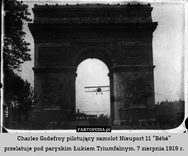 Charles Godefroy pilotujący samolot Nieuport 11 “Bébé” przelatuje pod paryskim Łukiem Triumfalnym. 7 sierpnia 1919 r. 