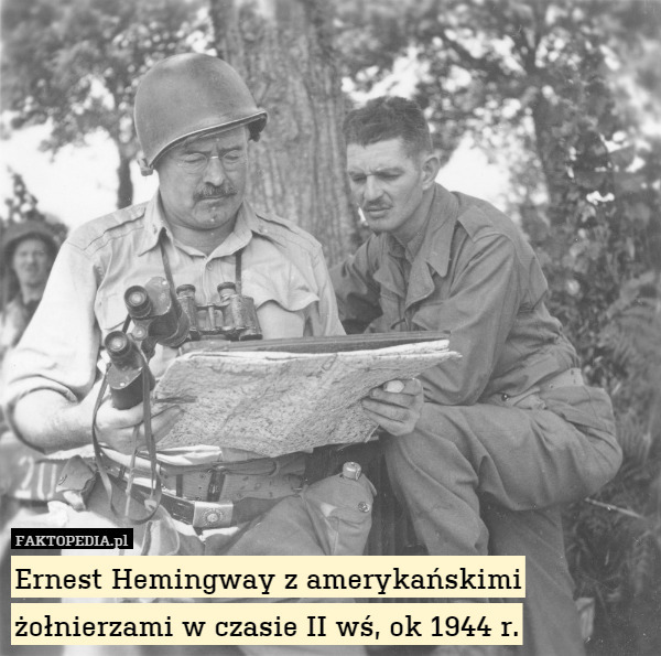 Ernest Hemingway z amerykańskimi żołnierzami w czasie II wś, ok 1944 r. 