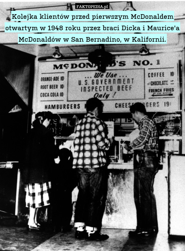 Kolejka klientów przed pierwszym McDonaldem otwartym w 1948 roku przez braci Dicka i Maurice&apos;a McDonaldów w San Bernadino, w Kalifornii. 
