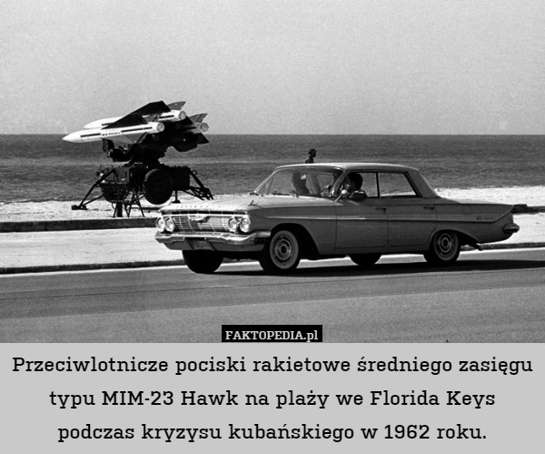Przeciwlotnicze pociski rakietowe średniego zasięgu typu MIM-23 Hawk na plaży we Florida Keys podczas kryzysu kubańskiego w 1962 roku. 