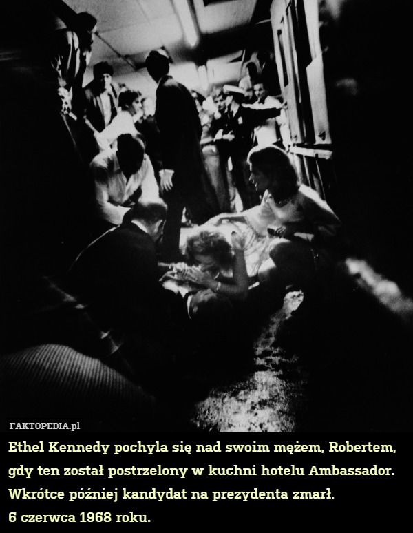 Ethel Kennedy pochyla się nad swoim mężem, Robertem, gdy ten został postrzelony w kuchni hotelu Ambassador. Wkrótce później kandydat na prezydenta zmarł.
6 czerwca 1968 roku. 
