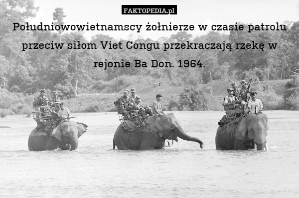 Południowowietnamscy żołnierze w czasie patrolu przeciw siłom Viet Congu przekraczają rzekę w rejonie Ba Don. 1964. 