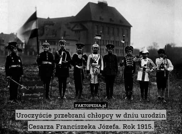 Uroczyście przebrani chłopcy w dniu urodzin Cesarza Franciszeka Józefa. Rok 1915. 