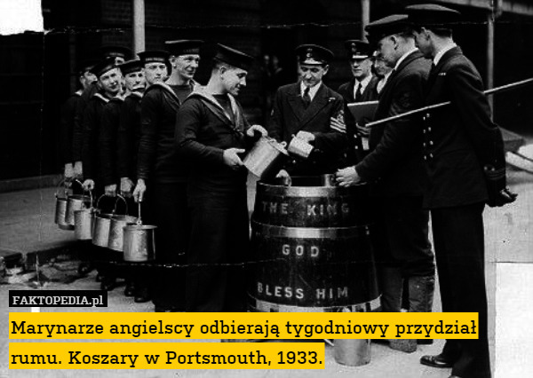 Marynarze angielscy odbierają tygodniowy przydział rumu. Koszary w Portsmouth, 1933. 