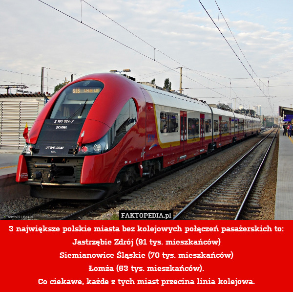 3 największe polskie miasta bez kolejowych połączeń pasażerskich to:
Jastrzębie Zdrój (91 tys. mieszkańców)
Siemianowice Śląskie (70 tys. mieszkańców)
Łomża (63 tys. mieszkańców).
Co ciekawe, każde z tych miast przecina linia kolejowa. 