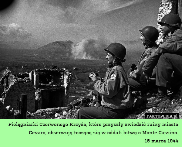 Pielęgniarki Czerwonego Krzyża, które przyszły zwiedzić ruiny miasta Cevaro, obserwują toczącą się w oddali bitwę o Monte Cassino.
15 marca 1944 