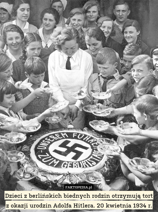 Dzieci z berlińskich biednych rodzin otrzymują tort z okazji urodzin Adolfa Hitlera. 20 kwietnia 1934 r. 
