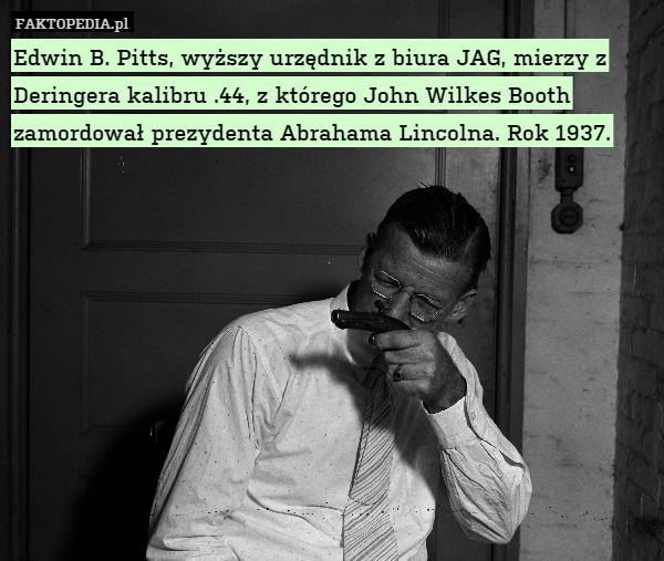 Edwin B. Pitts, wyższy urzędnik z biura JAG, mierzy z Deringera kalibru .44, z którego John Wilkes Booth zamordował prezydenta Abrahama Lincolna. Rok 1937. 