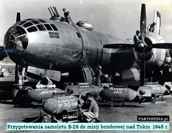 Przygotowania samolotu B-29 do misji bombowej nad Tokio. 1945 r. 