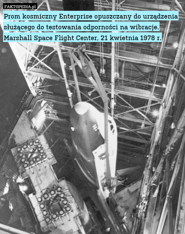 Prom kosmiczny Enterprise opuszczany do urządzenia służącego do testowania odporności na wibracje. Marshall Space Flight Center, 21 kwietnia 1978 r. 
