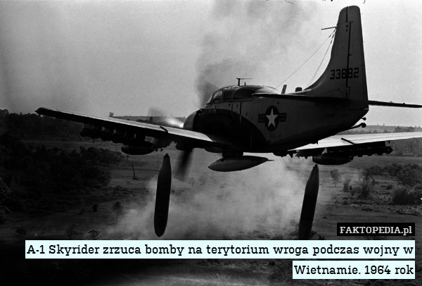 A-1 Skyrider zrzuca bomby na terytorium wroga podczas wojny w Wietnamie. 1964 rok 