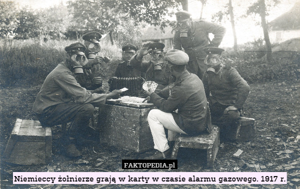Niemieccy żołnierze grają w karty w czasie alarmu gazowego. 1917 r. 