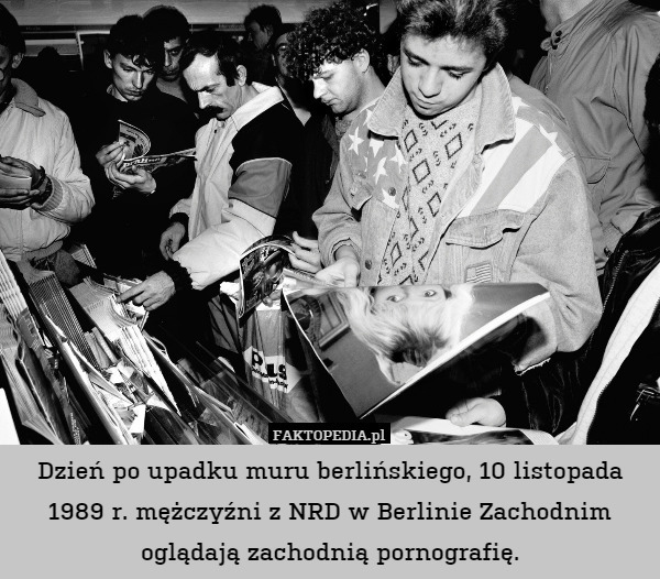 Dzień po upadku muru berlińskiego, 10 listopada 1989 r. mężczyźni z NRD w Berlinie Zachodnim oglądają zachodnią pornografię. 