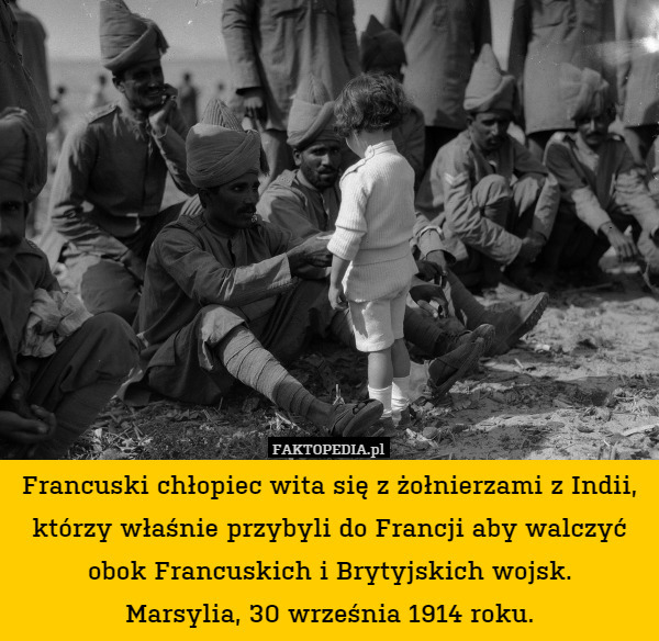 Francuski chłopiec wita się z żołnierzami z Indii, którzy właśnie przybyli do Francji aby walczyć obok Francuskich i Brytyjskich wojsk.
Marsylia, 30 września 1914 roku. 