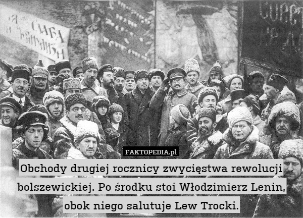 Obchody drugiej rocznicy zwycięstwa rewolucji bolszewickiej. Po środku stoi Włodzimierz Lenin, obok niego salutuje Lew Trocki. 