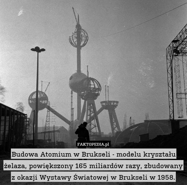 Budowa Atomium w Brukseli - modelu kryształu żelaza, powiększony 165 miliardów razy, zbudowany z okazji Wystawy Światowej w Brukseli w 1958. 