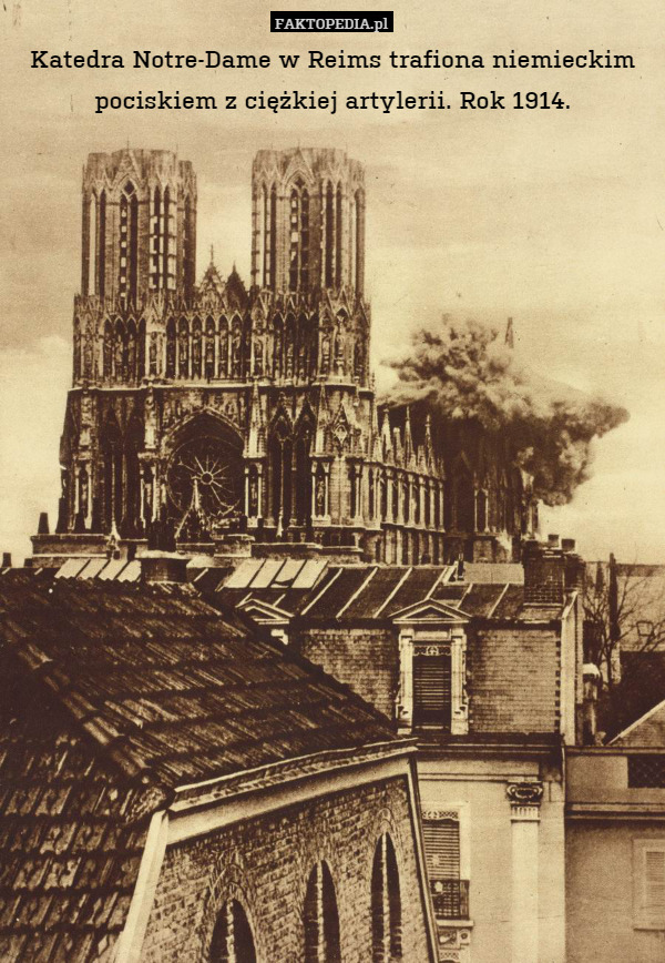 Katedra Notre-Dame w Reims trafiona niemieckim pociskiem z ciężkiej artylerii. Rok 1914. 