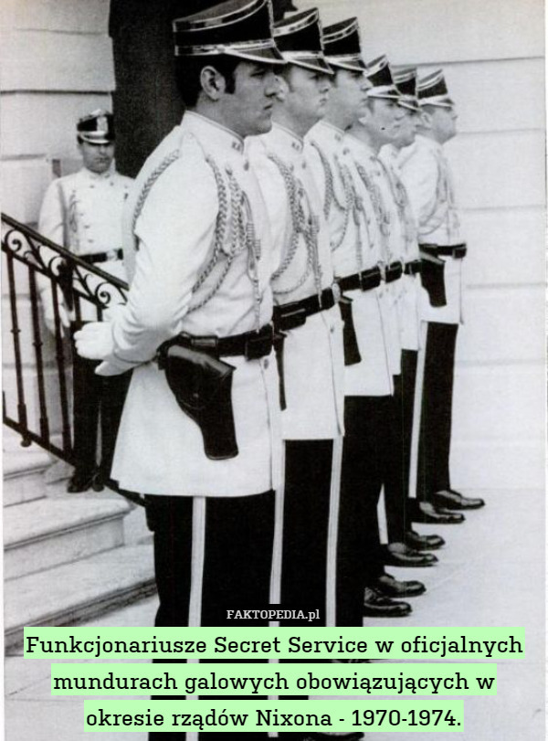 Funkcjonariusze Secret Service w oficjalnych mundurach galowych obowiązujących w okresie rządów Nixona - 1970-1974. 