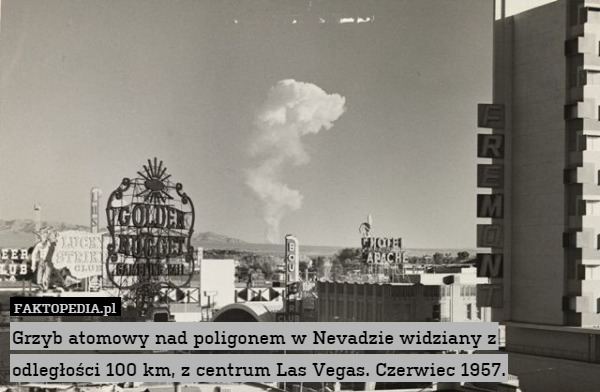 Grzyb atomowy nad poligonem w Nevadzie widziany z odległości 100 km, z centrum Las Vegas. Czerwiec 1957. 
