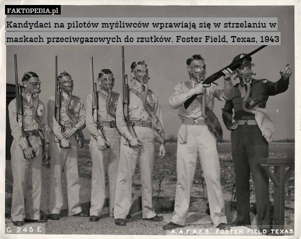 Kandydaci na pilotów myśliwców wprawiają się w strzelaniu w maskach przeciwgazowych do rzutków. Foster Field, Texas, 1943 