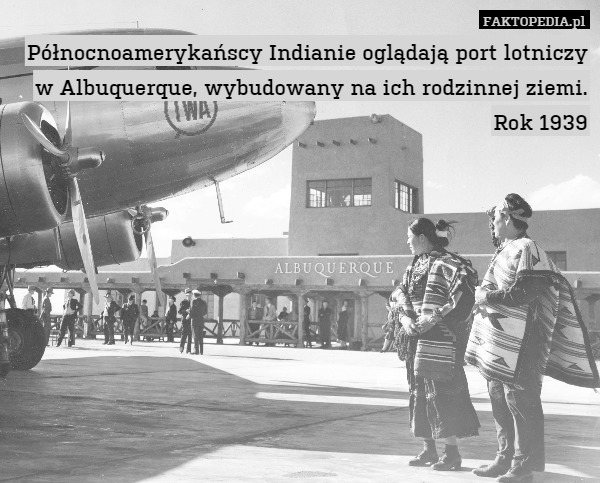 Północnoamerykańscy Indianie oglądają port lotniczy w Albuquerque, wybudowany na ich rodzinnej ziemi. Rok 1939 