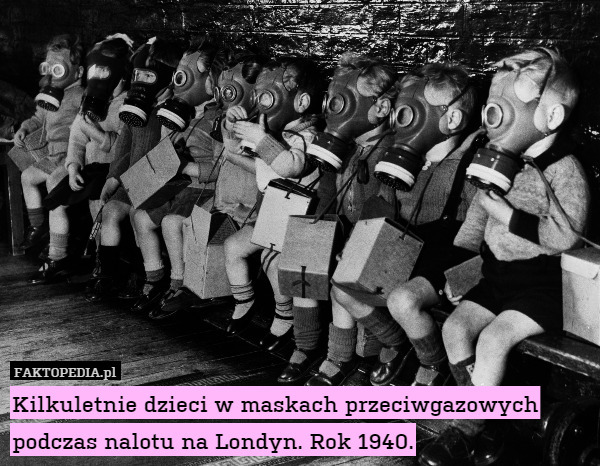 Kilkuletnie dzieci w maskach przeciwgazowych podczas nalotu na Londyn. Rok 1940. 