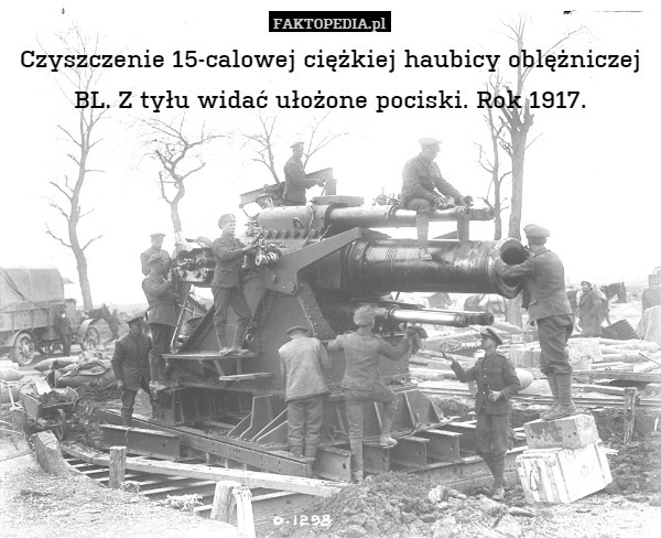 Czyszczenie 15-calowej ciężkiej haubicy oblężniczej BL. Z tyłu widać ułożone pociski. Rok 1917. 