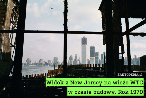 Widok z New Jersey na wieże WTC
w czasie budowy. Rok 1970 