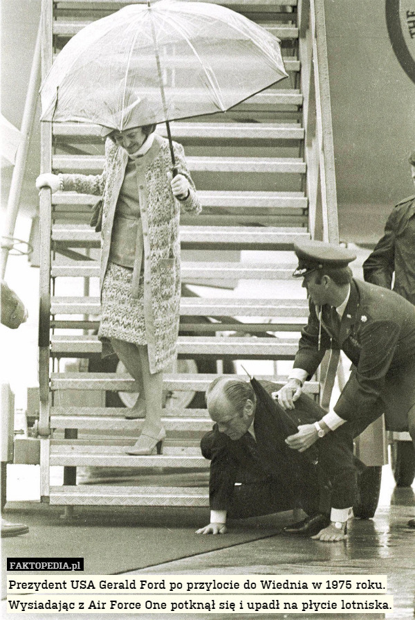 Prezydent USA Gerald Ford po przylocie do Wiednia w 1975 roku. Wysiadając z Air Force One potknął się i upadł na płycie lotniska. 